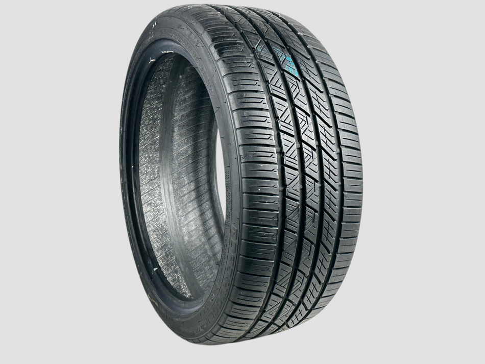 Used P225/40R18 Road Hugger Tire 225 40 18 92W 2254018 R18 7/32