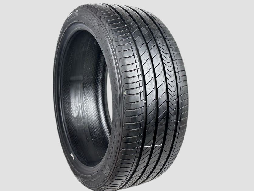 Used P235/40R18 Kumho Majesty 9 Solus TA91 Tire 235 40 18 95W 2354018 7/32
