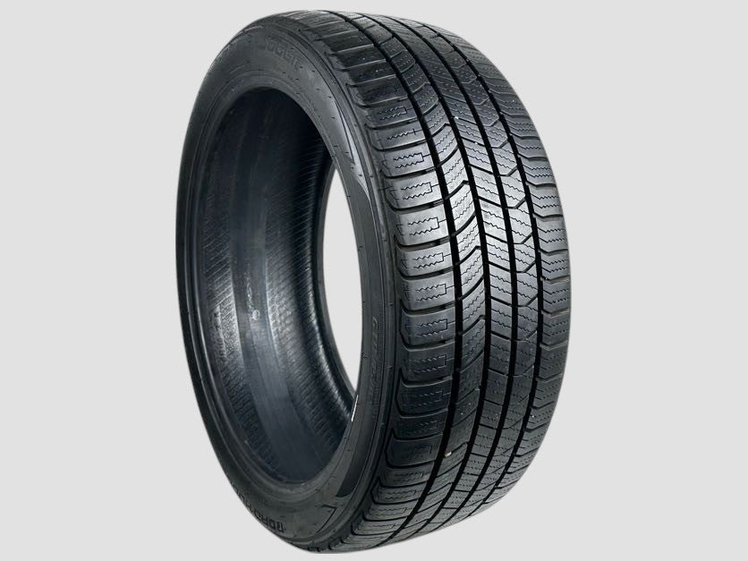 Used P235/40R19 Road Hugger GTP A/S 02 Tire 235 40 19 96V 2354019 R19 7/32