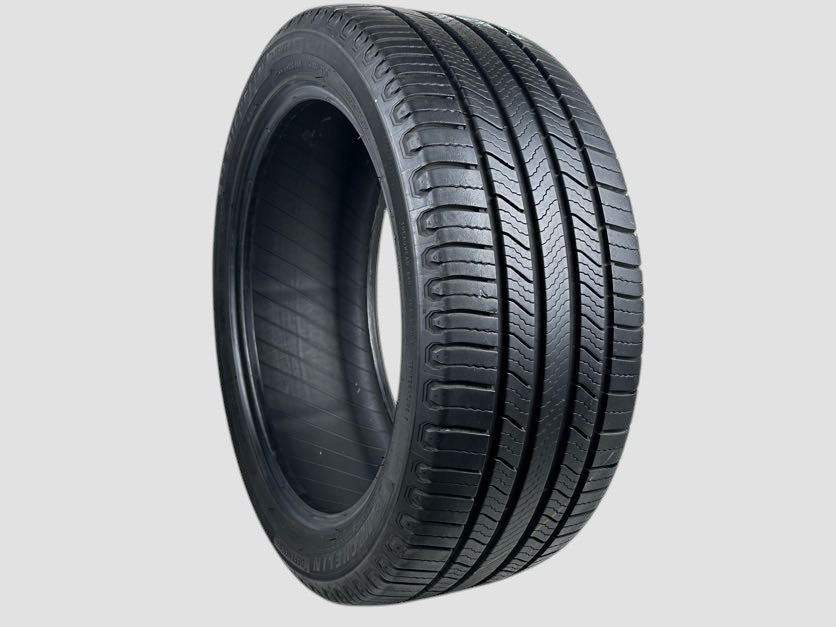 Used P235/45R18 Michelin Defender2 Tire 235 45 18 98H 2354518 R18 8/32